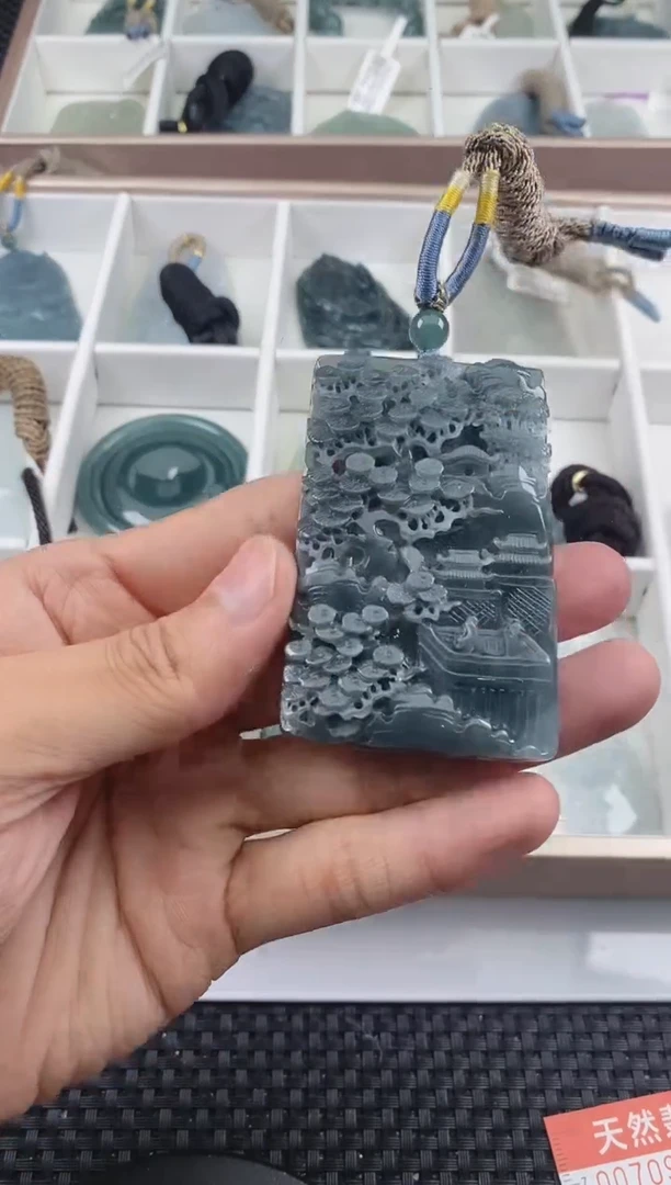 翡翠未镶嵌颈饰