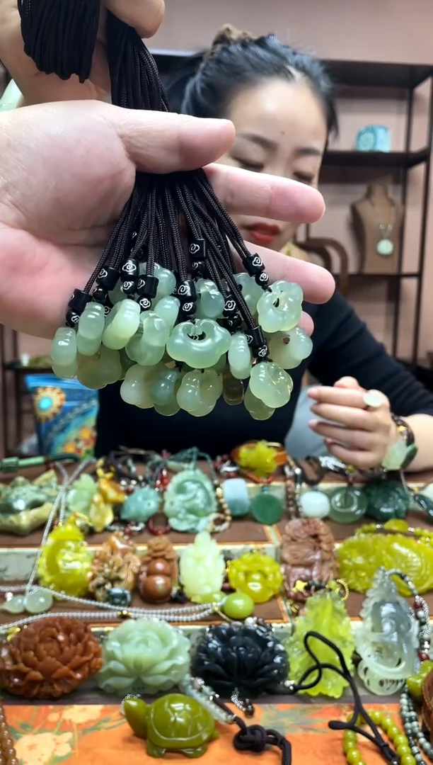 未镶嵌岫玉吊坠多样性发货发其中之一