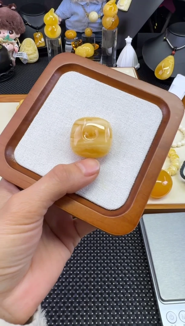 裸石琥珀未镶嵌宝衡 藏扣