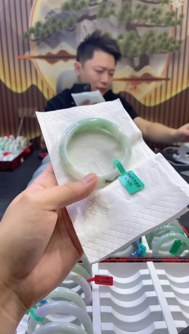 翡翠手镯未镶嵌多人05100