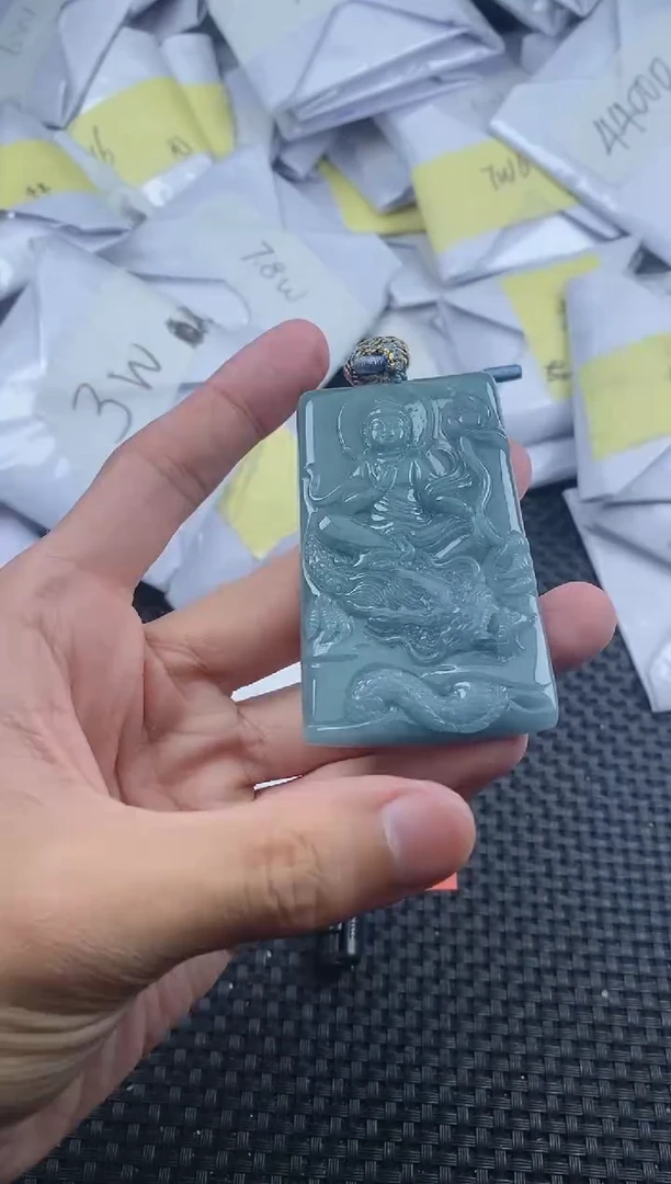 翡翠未镶嵌颈饰