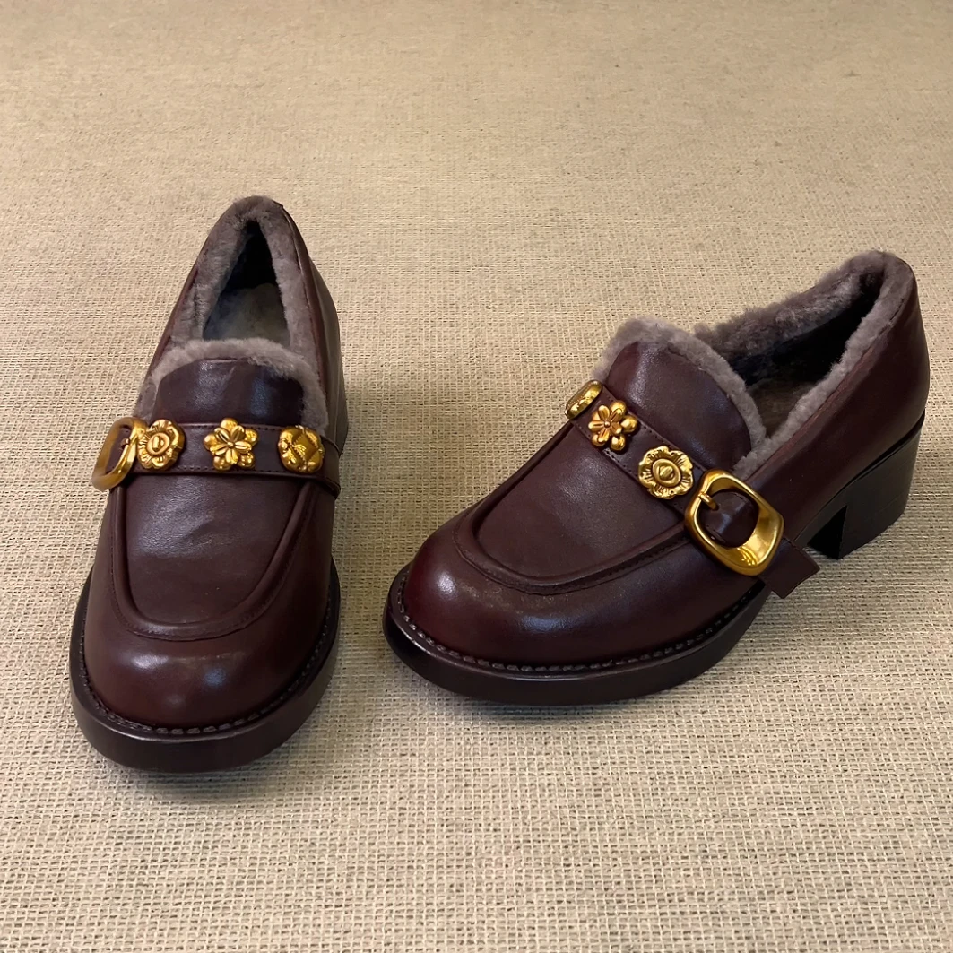 RubyL/4.5cm简约英伦风花朵金属扣舒适一脚蹬粗跟加绒单鞋女款