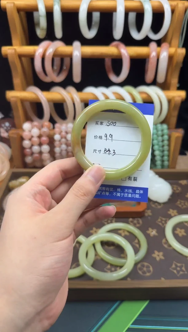 石英质玉手镯未镶嵌500