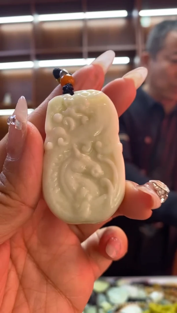 未镶嵌蛇纹石玉吊坠