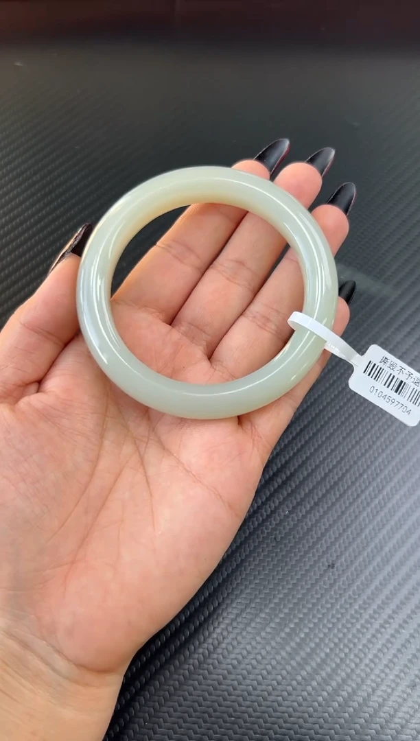未镶嵌手镯和田玉且末近矿微色差 58+