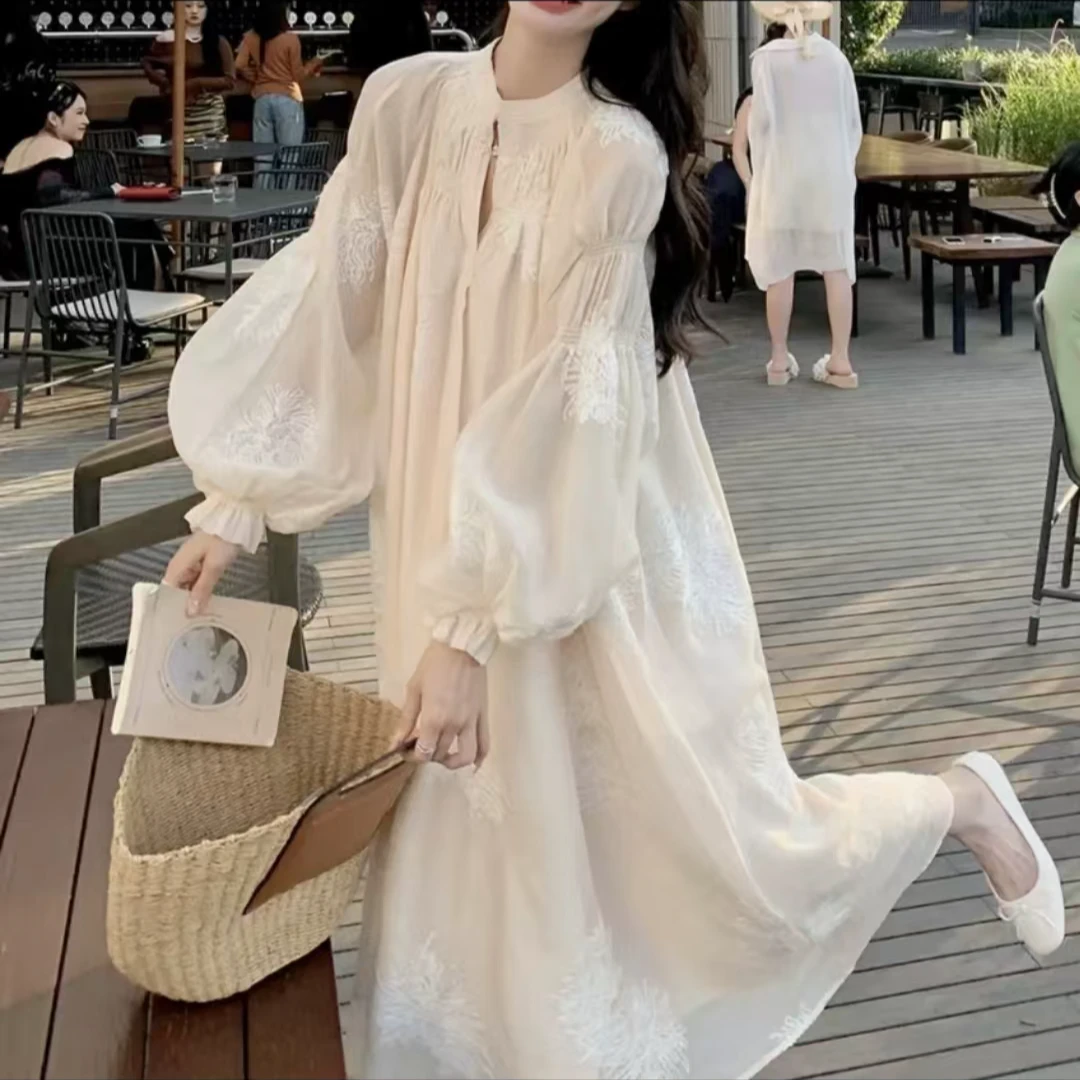 轻奢法式刺绣小众设计感气质连衣裙新款遮肚显瘦宽松长裙