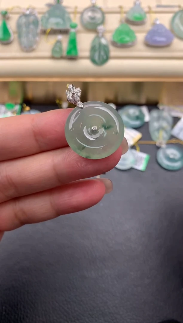 翡翠18K金镶嵌颈饰A973