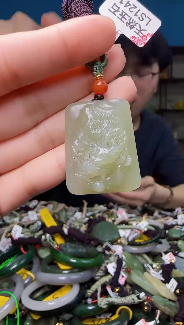 颈饰未镶嵌和田玉1