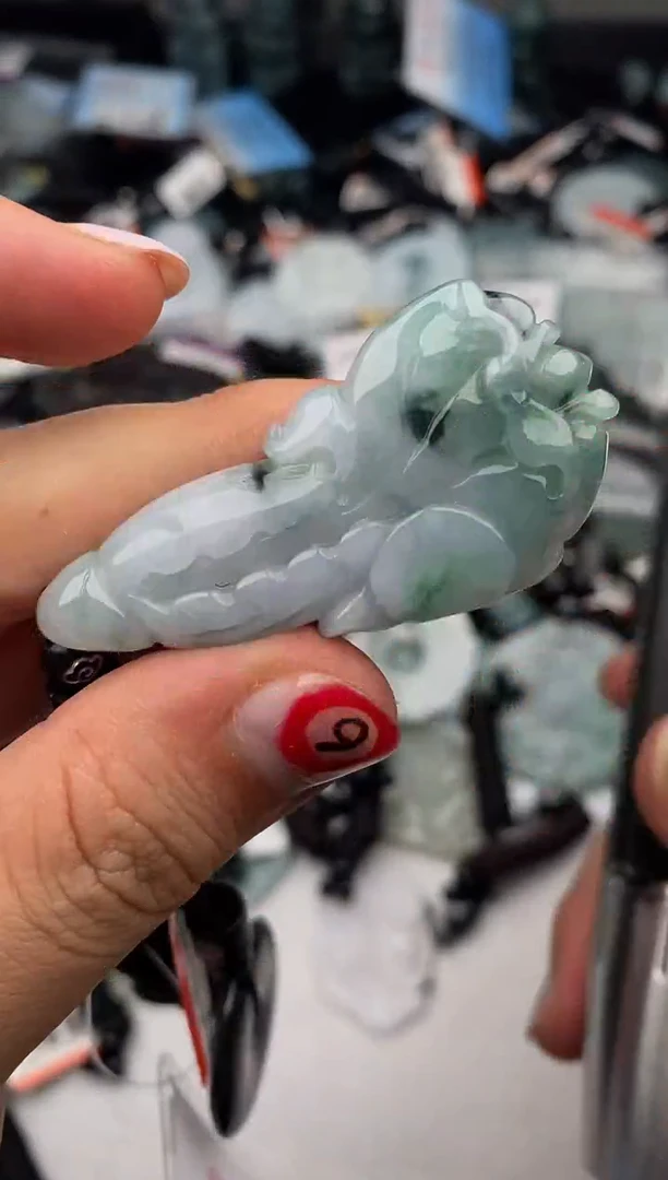 翡翠未镶嵌颈饰多样性发其一