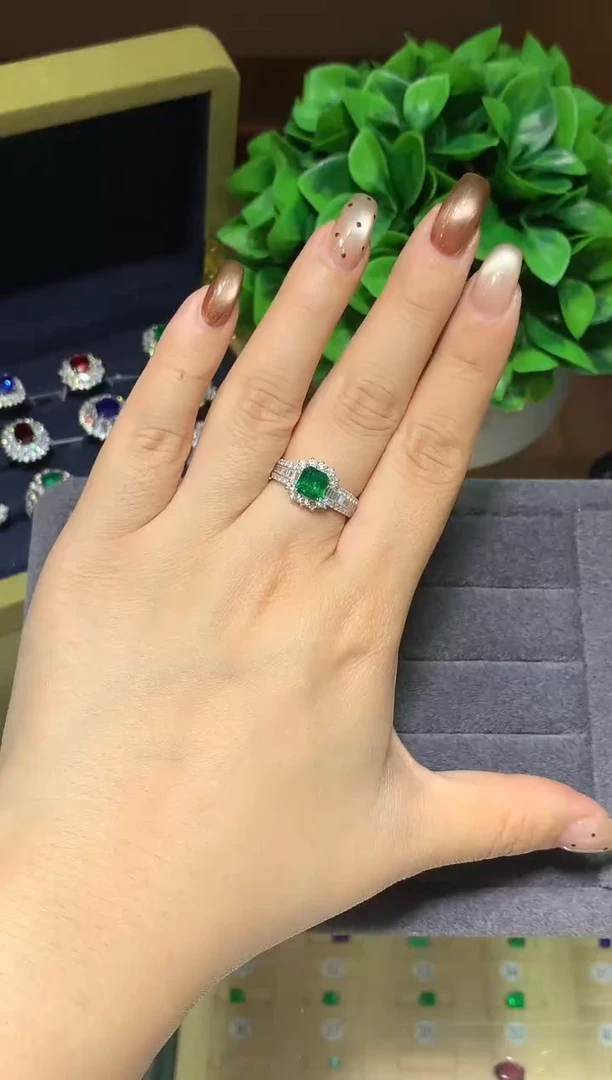 18K金镶嵌戒指祖母绿1.26ct