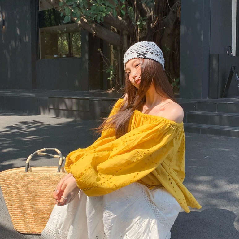 韩系穿搭蕾丝一字肩衬衫2025春黄色别致宽松镂空灯笼袖上