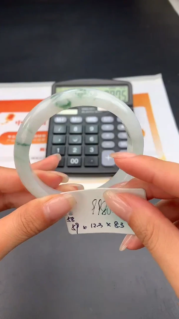 【闪购商品】翡翠手镯未镶嵌女神节#送礼#，下单联系客服核对地址~