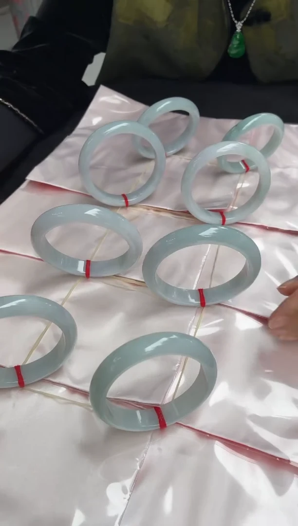 未镶嵌翡翠手镯定制翡翠多人成团/参考价8500