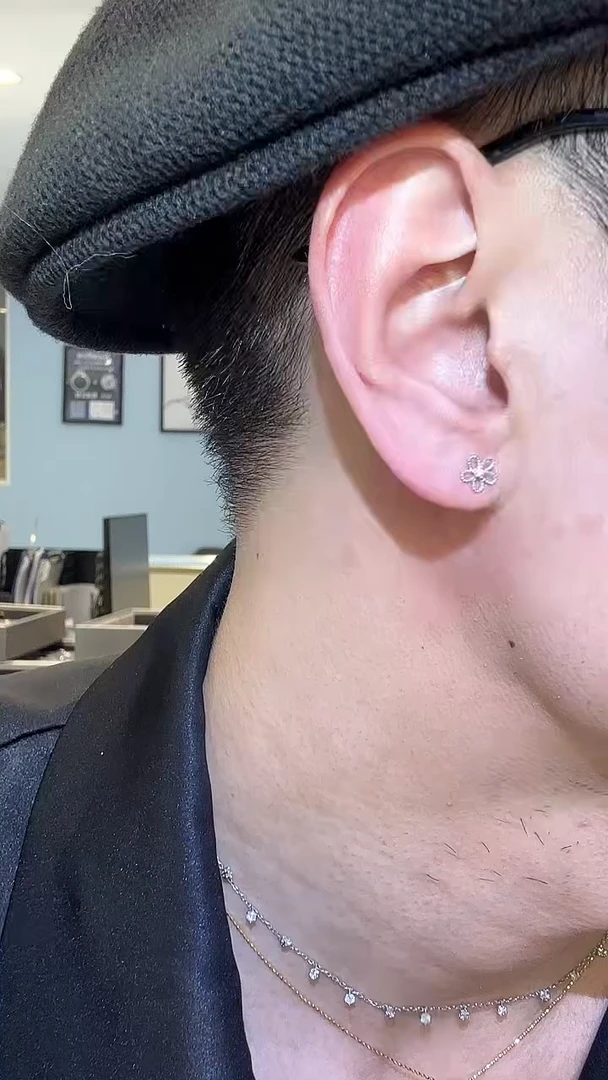 18K金镶嵌耳饰钻石格桑