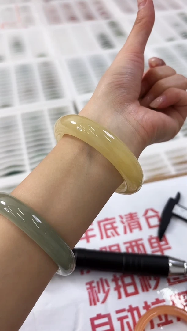 未镶嵌手镯石英质玉110-56HU