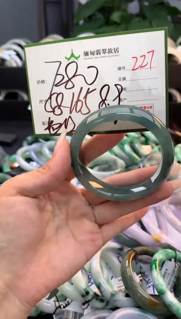 未镶嵌定制翡翠毛货需精细抛光+多人