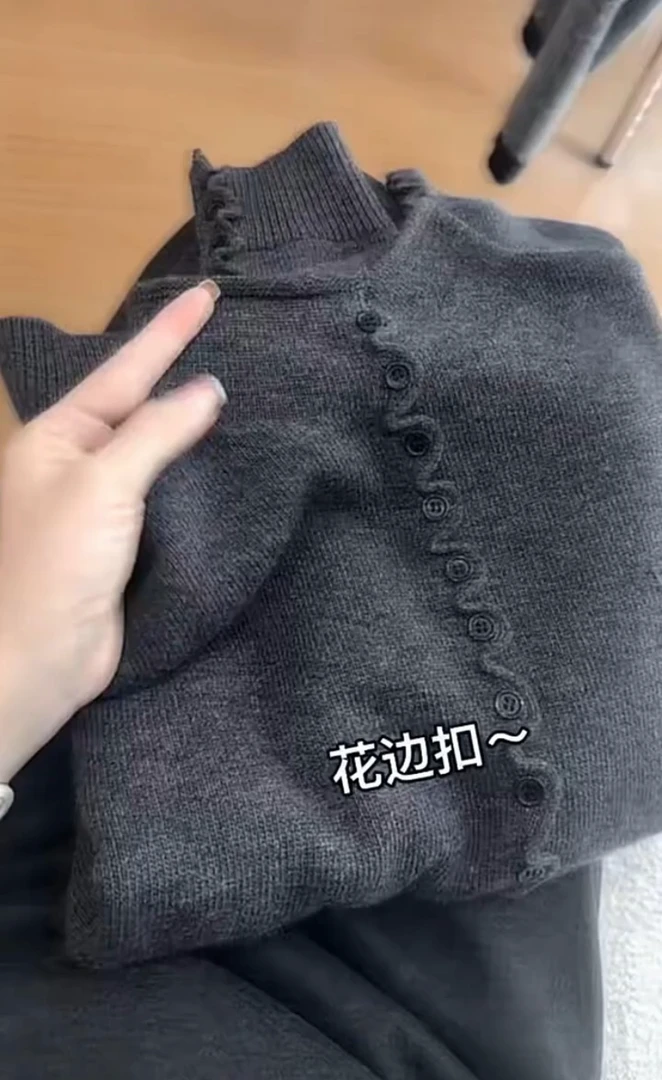 欧货2025秋冬新款洋气减龄木耳边纽扣单排扣立领长袖针织毛衣上衣