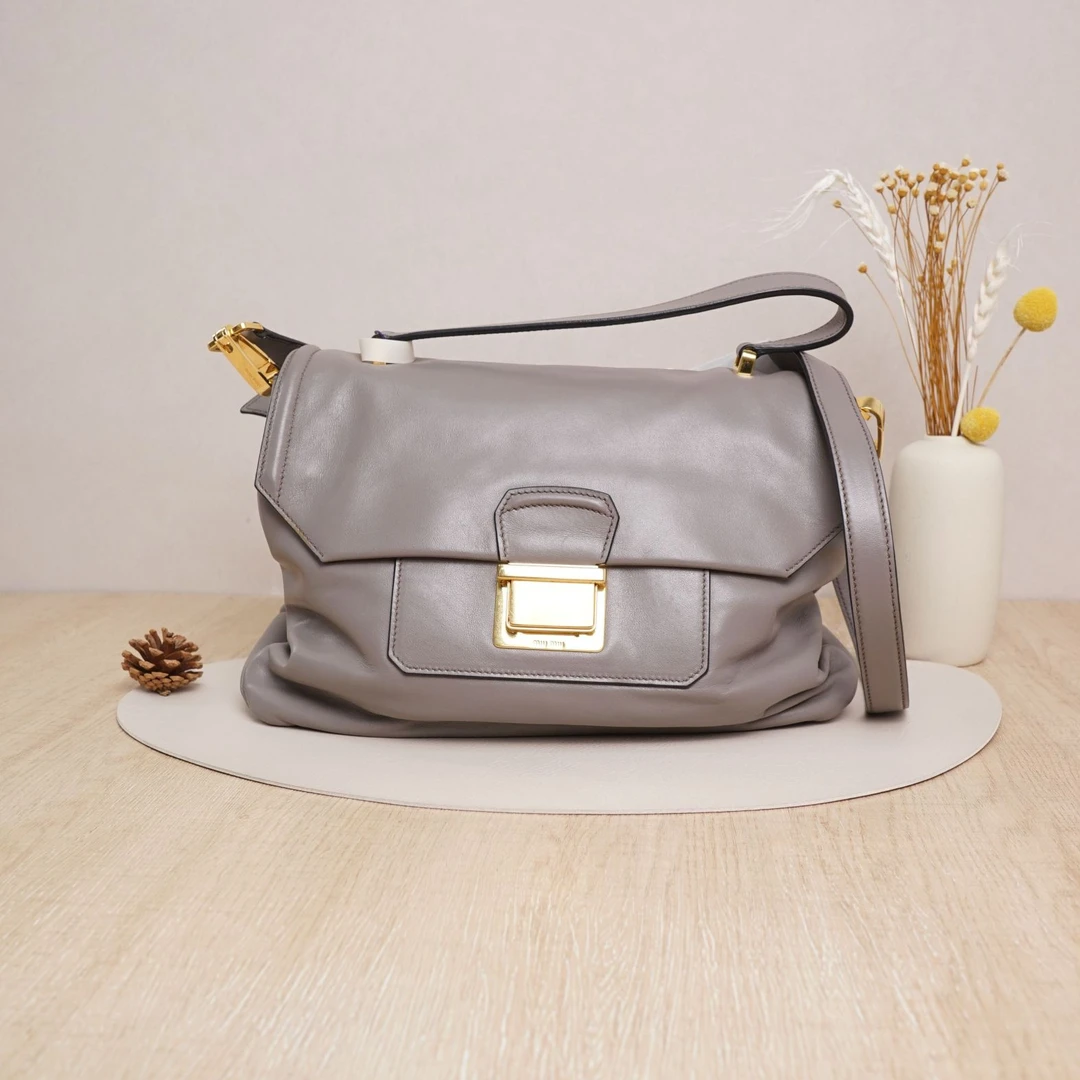 95新 MIU MIU/缪缪 缪缪单肩手提包灰色牛皮/DS047056