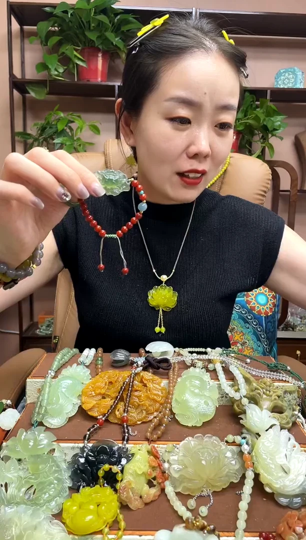 未镶嵌岫玉颈饰·