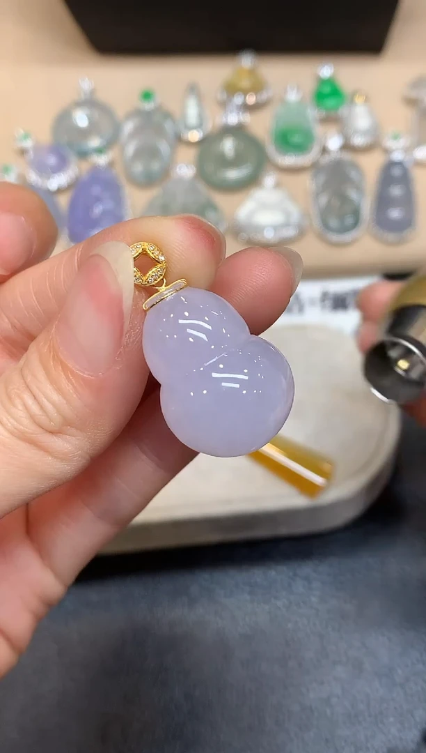 颈饰18K金镶嵌翡翠葫芦【无服务费