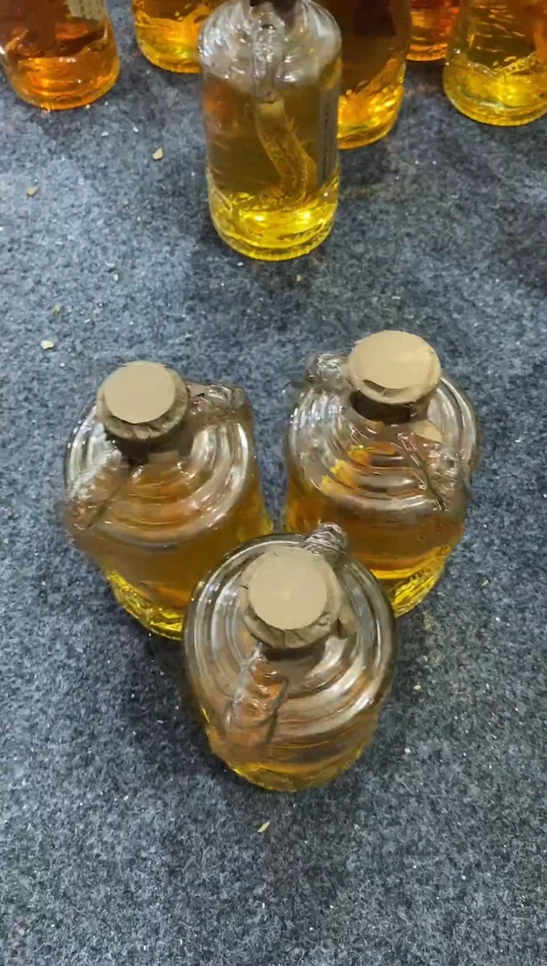 瓷片手工手绘依山傍水瓶