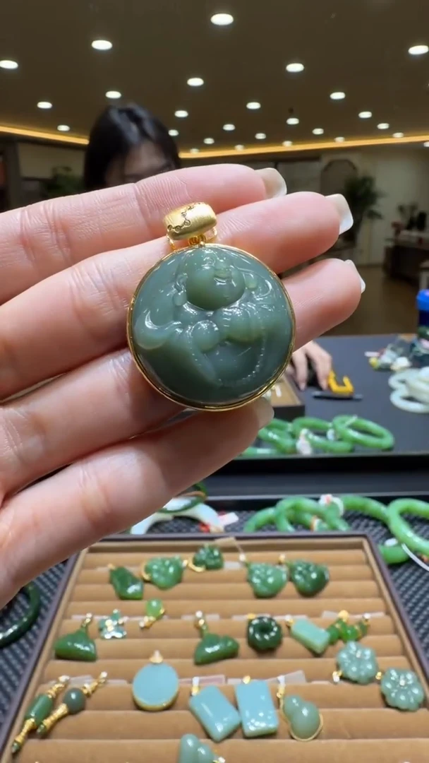 颈饰18K金镶嵌和田玉挂件