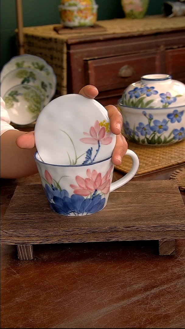 瓷片高白锤纹盖杯-青花粉荷