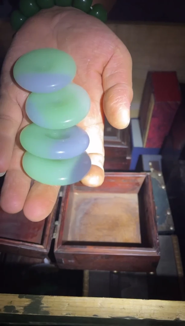 和田玉未镶嵌颈饰俏色平安扣1件随机发