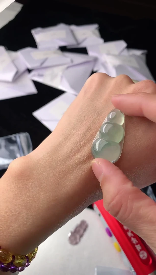 【闪购商品】翡翠颈饰未镶嵌翡翠A货冰种飘绿大福豆