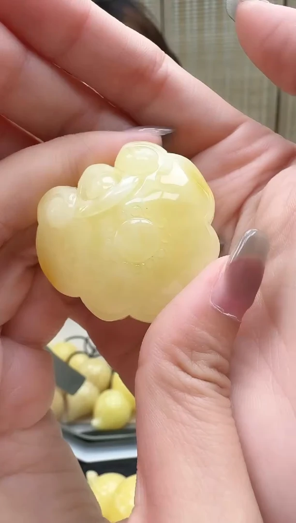 未镶嵌琥珀裸石如图