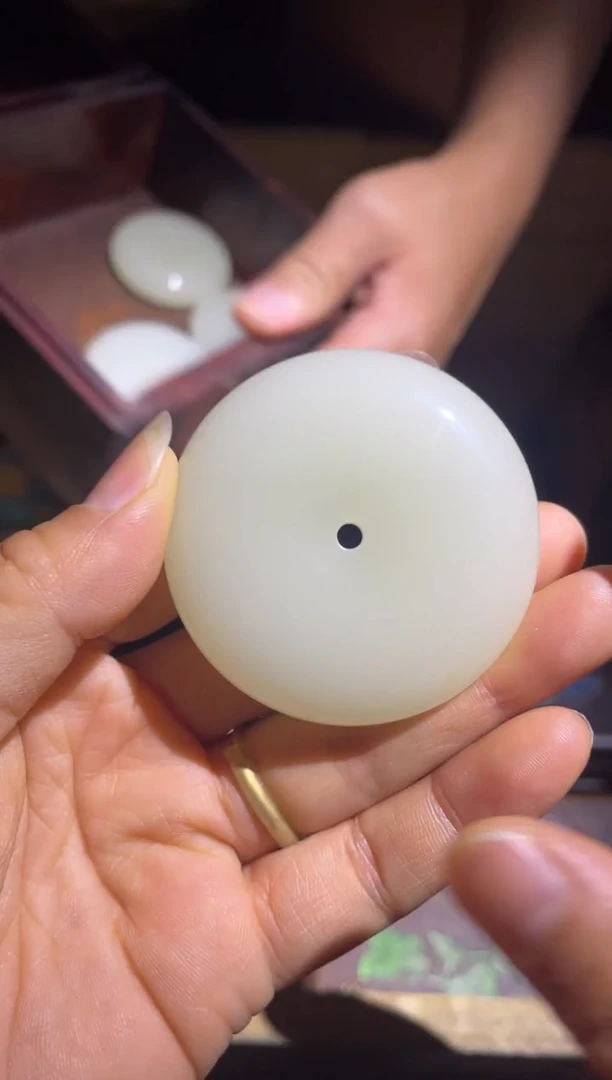 和田玉未镶嵌颈饰白玉平安扣1件