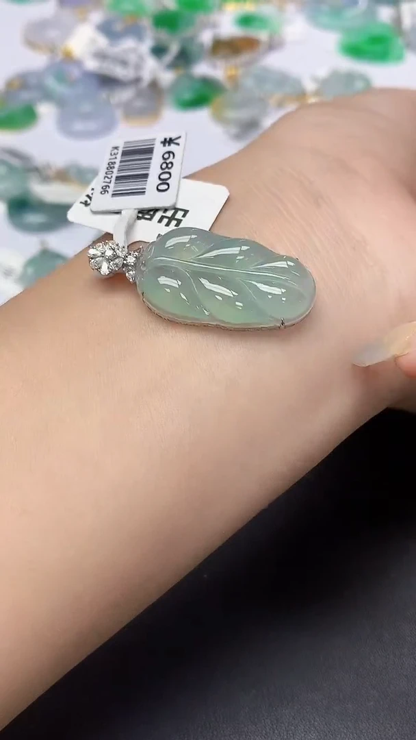 翡翠18K金镶嵌颈饰天然缅甸a货翡翠