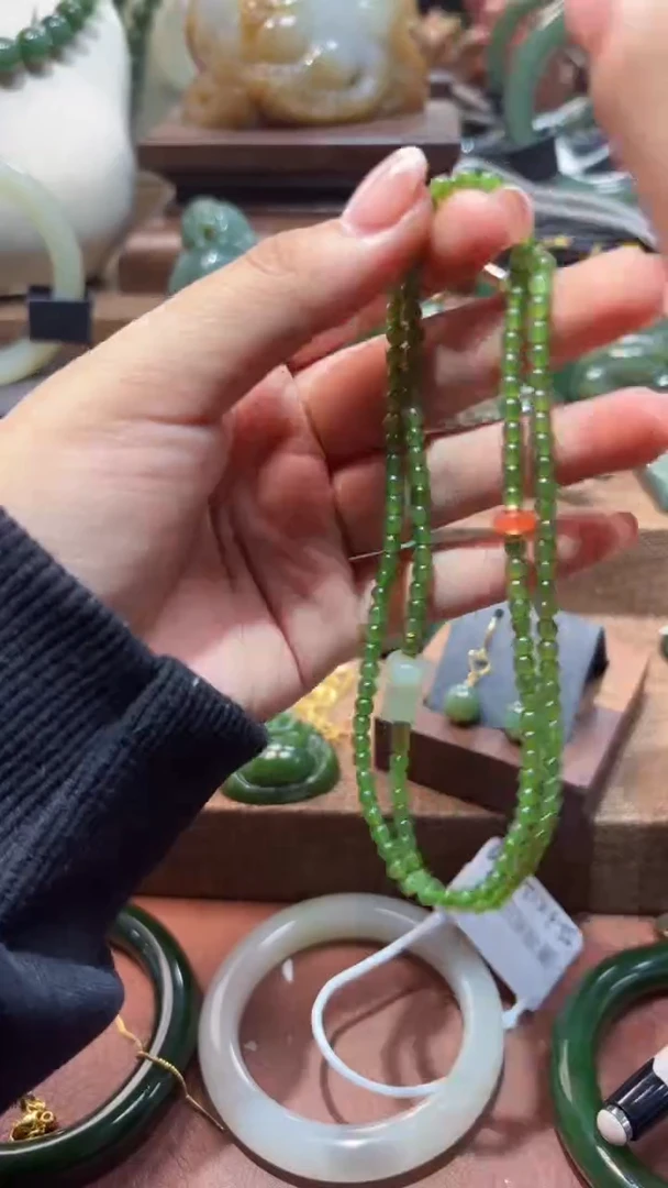 颈饰未镶嵌和田玉（碧玉）1