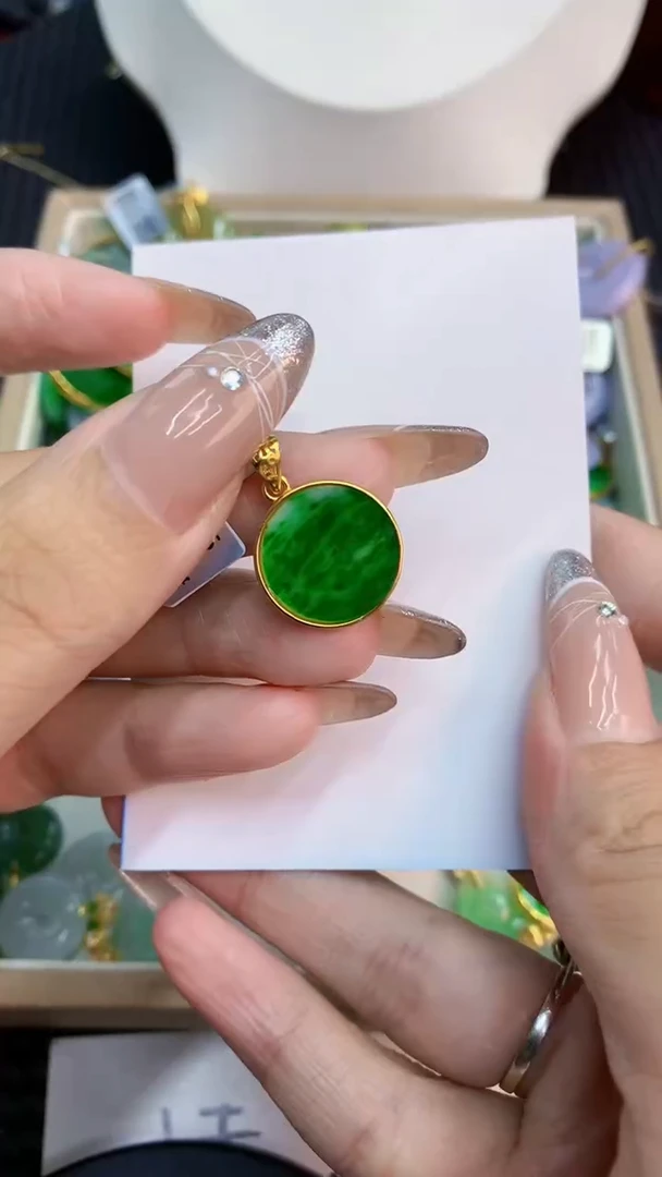 翡翠未镶嵌颈饰1