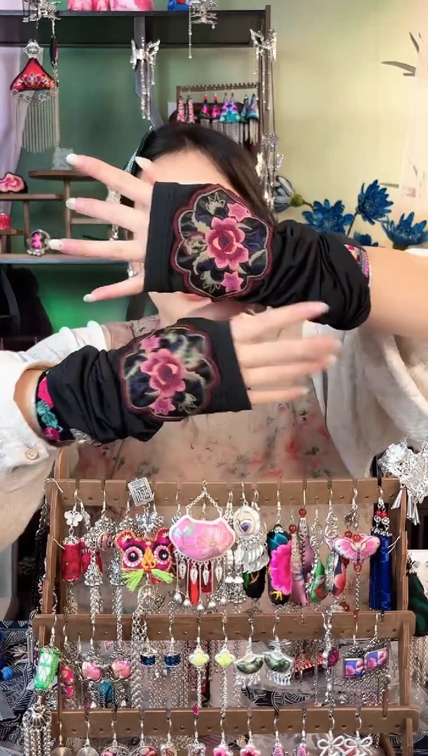 彩云南阁非遗老绣饰品641*