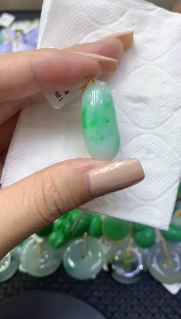 颈饰18K金镶嵌翡翠天然缅甸翡翠A货