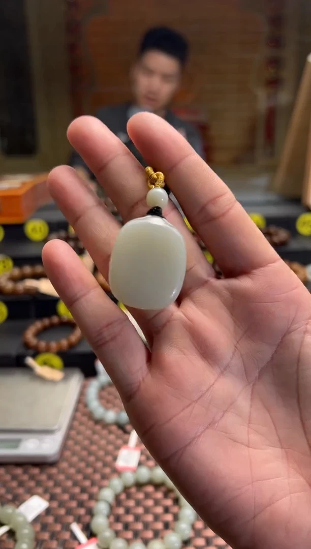 【闪购商品】和田玉吊坠(赠链)未镶嵌且末料青白玉随型吊坠