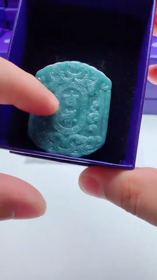 翡翠未镶嵌颈饰如意牌