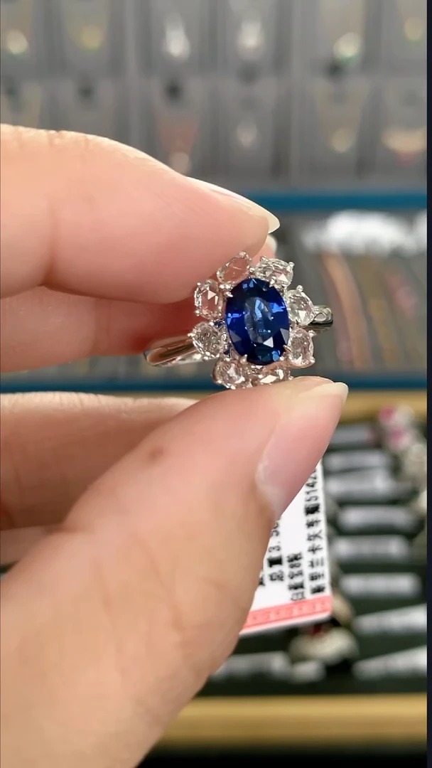 戒指蓝宝石18K金镶嵌1.15克拉