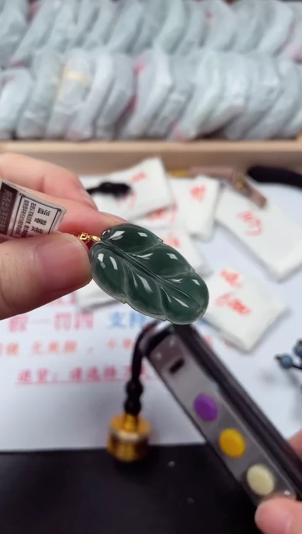 颈饰18K金镶嵌翡翠r天然A货