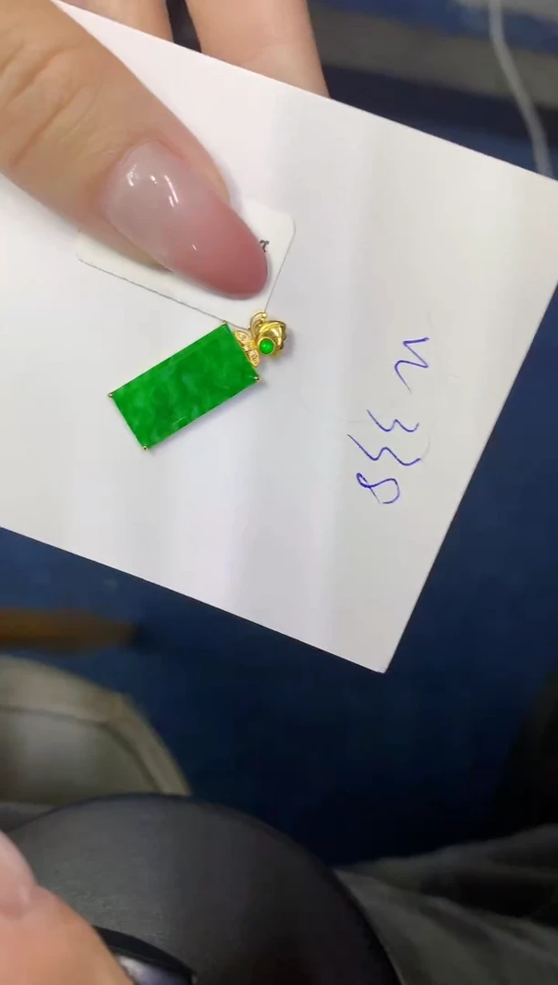 翡翠18K金镶嵌颈饰缅甸天然翡翠A货