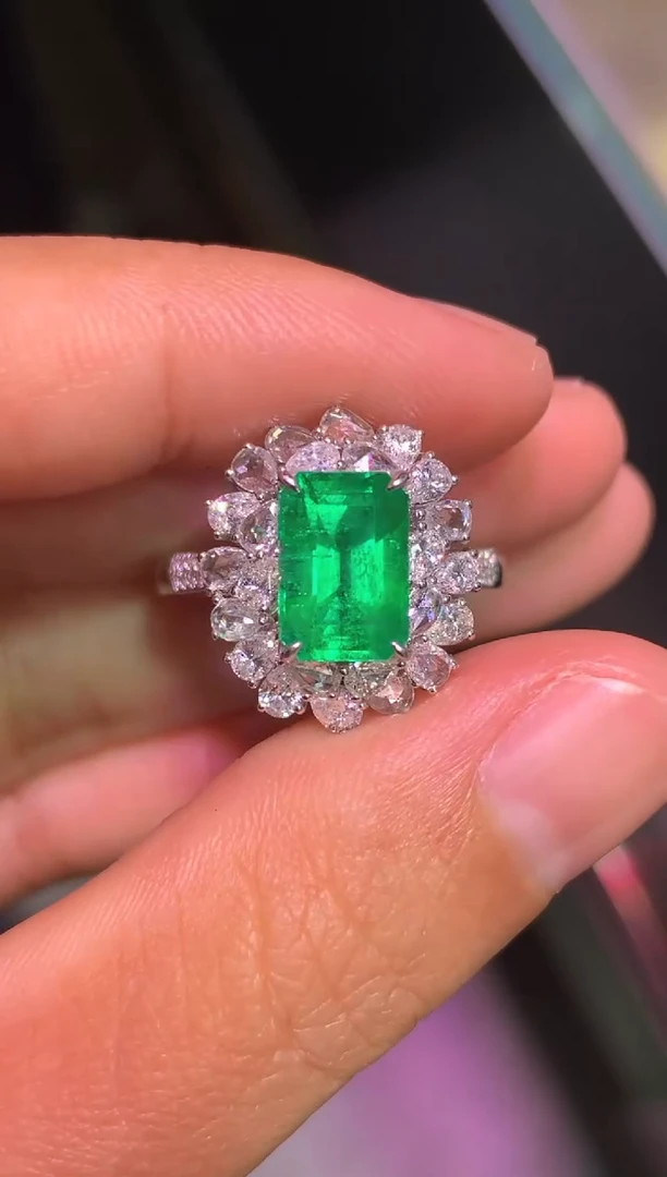 18K金镶嵌戒指祖母绿2.12ct