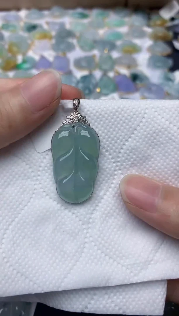 翡翠18K金镶嵌颈饰天然A货翡翠