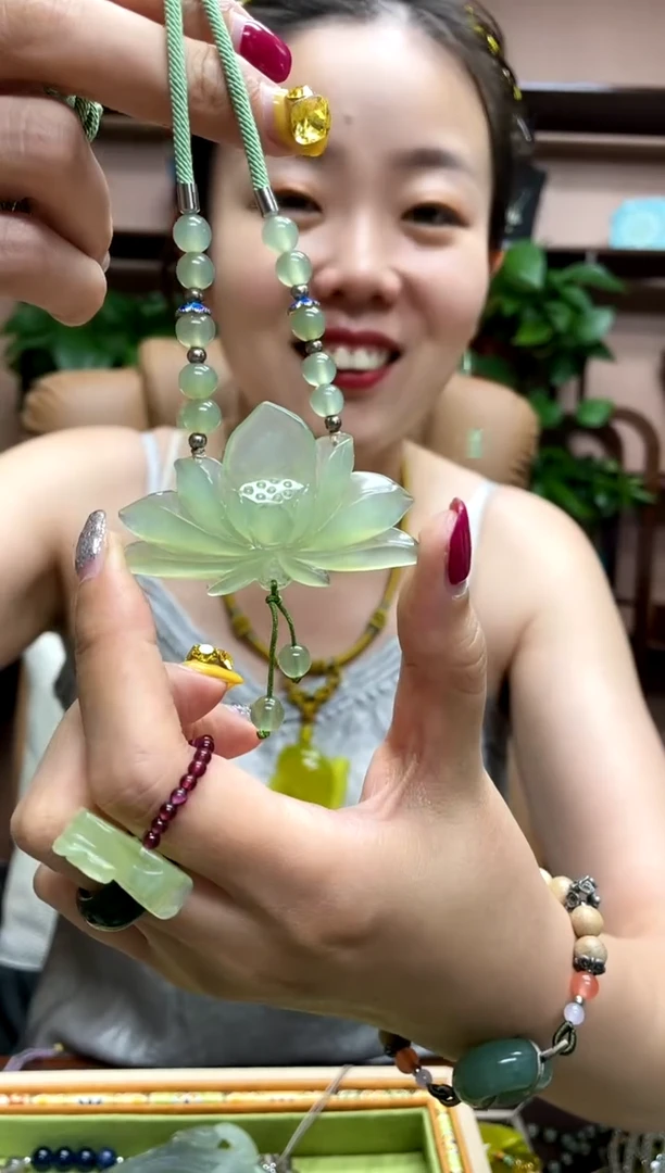 岫玉未镶嵌吊坠·