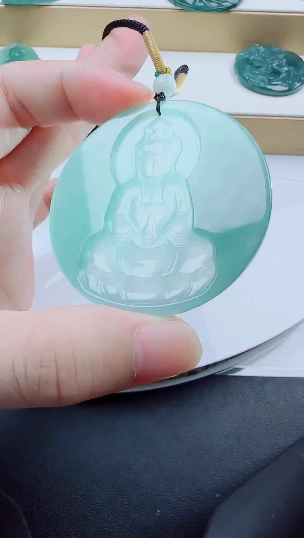 颈饰未镶嵌翡翠阴雕观音