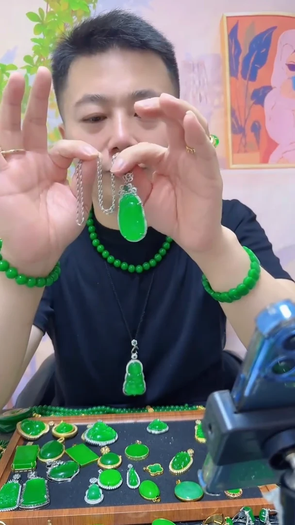 翠绿色吊坠气质时尚