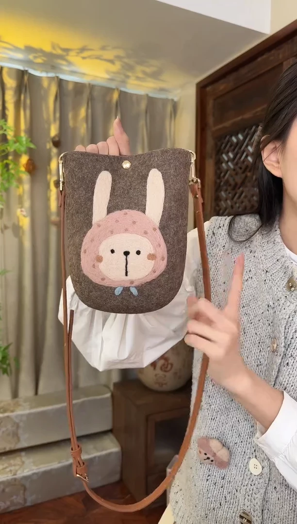 羊毛非遗纯手工包  手机包兔子