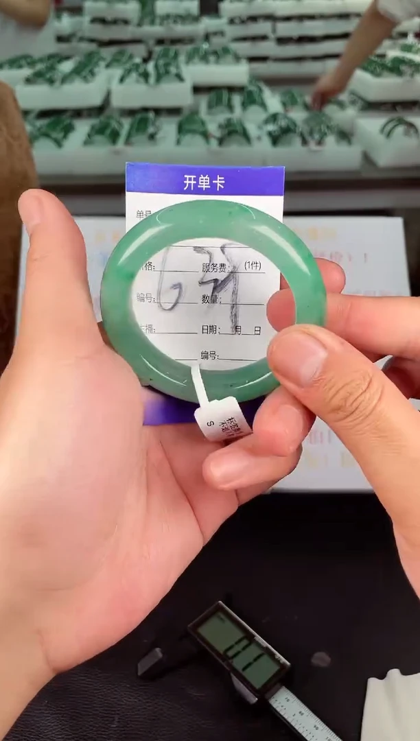 未镶嵌手镯石英质玉（非洲翠）微瑕介意勿拍
