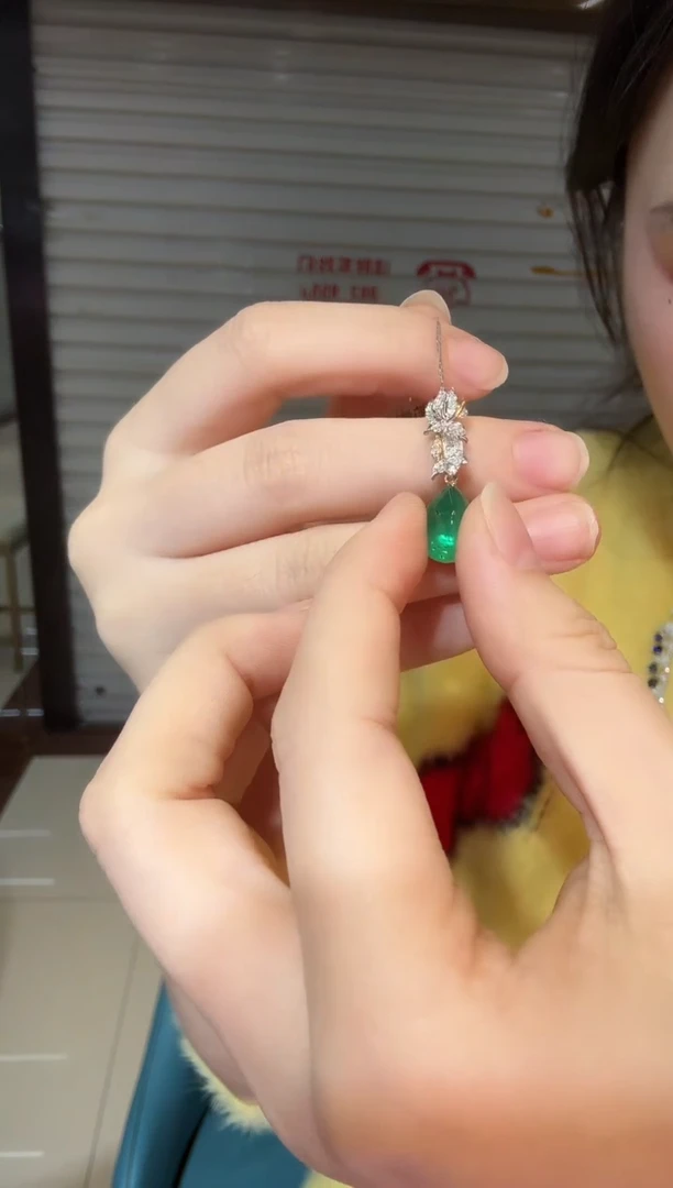 18K金镶嵌吊坠（不含链）祖母绿3.82ct