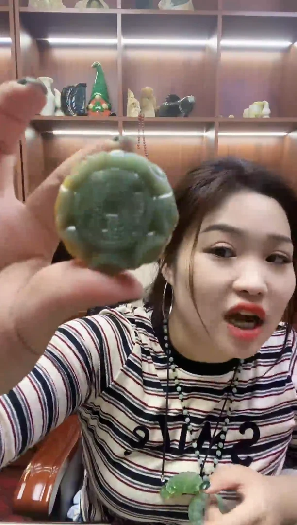 未镶嵌蛇纹石玉吊坠